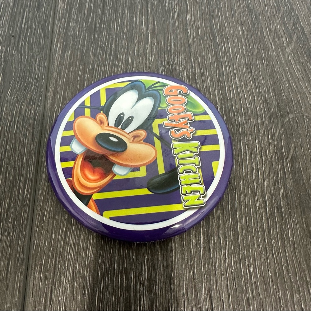 Goofy's Kitchen Purple Button, collectible Disney